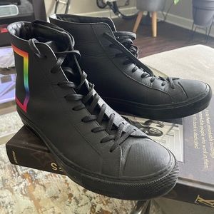 Men's AUTHENTIC Louis Vuitton high top leather sneaker.
US 9.5 (LV 8.5)